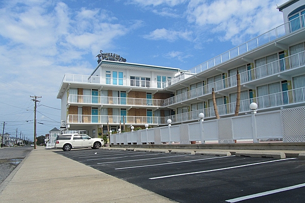The Paradise Motel is boarding up for Hurricane Irene in Wildwood, N.J. (Kimberly Paynter/For NewsWorks)
