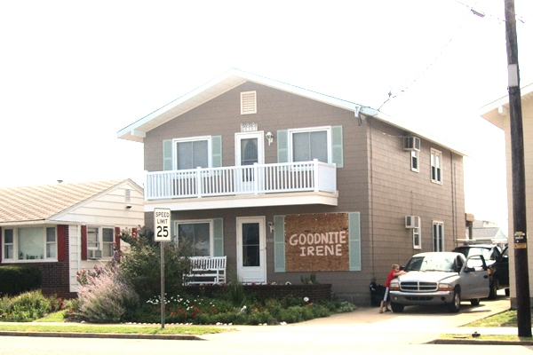 In Cape May Friday, residents finish boarding up before evacuating. (Kim Paynter/NewsWorks)