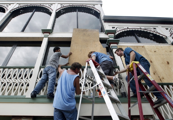 Hurricane preparation near Washington Mall in Cape May, N.J. (AP Photo/Mel Evans)