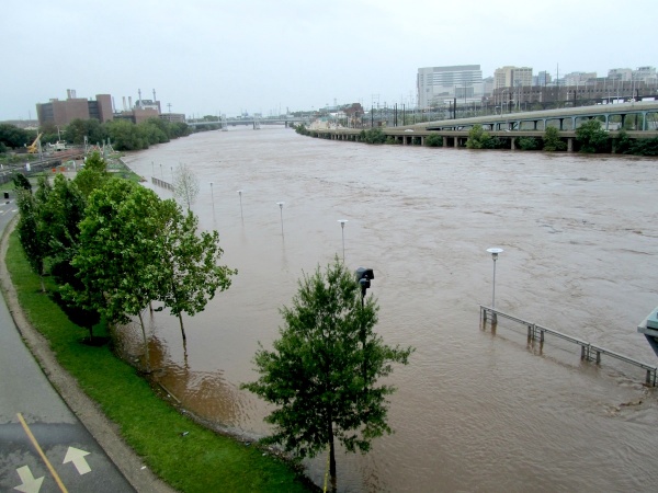 Flood waters rising at the Schuylkill River along 76. (Kimberly Paynter/For NewsWorks)