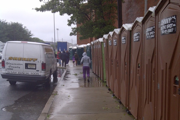 Things appeared calm outside one New Jersey shelter Sunday morning. (Tom MacDonald/For NewsWorks)
