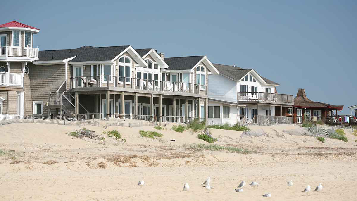  Living close to the ocean creates a financial risk to the homeowner and the community. (Photo from Shutterstock) 