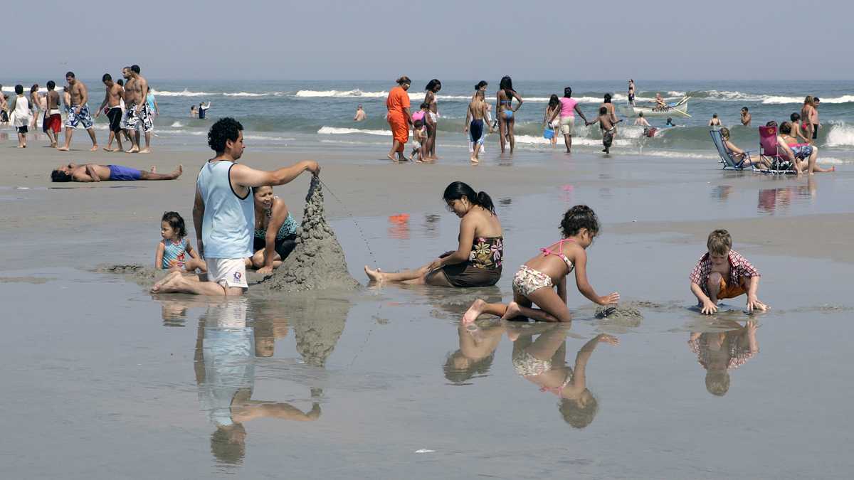  People enjoy the mild weather as they play in a pool of water near the Atlantic Ocean in Wildwood, N.J. (Mel Evans/AP Photo) 