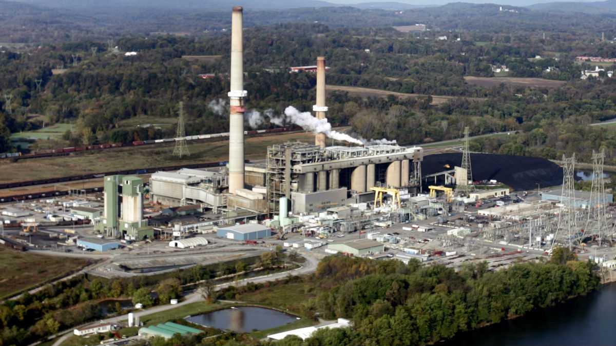  Much of Delaware's air pollution comes from out of state. Brunner Island three-unit coal-fired plant located on the west bank of the Susquehanna River, is seen in York Haven, Pa. (AP Photo/Carolyn Kaster) 