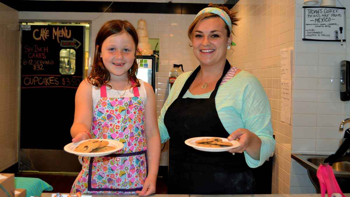  Sienna Storey, 6, and Elizabeth Paradiso of Sweet Elizabeth’s Cakes sold chocolate chip cookies all day Friday, June 28, to benefit the Leukemia and Lymphoma Society.  (Joel Frady/for NewsWorks) 