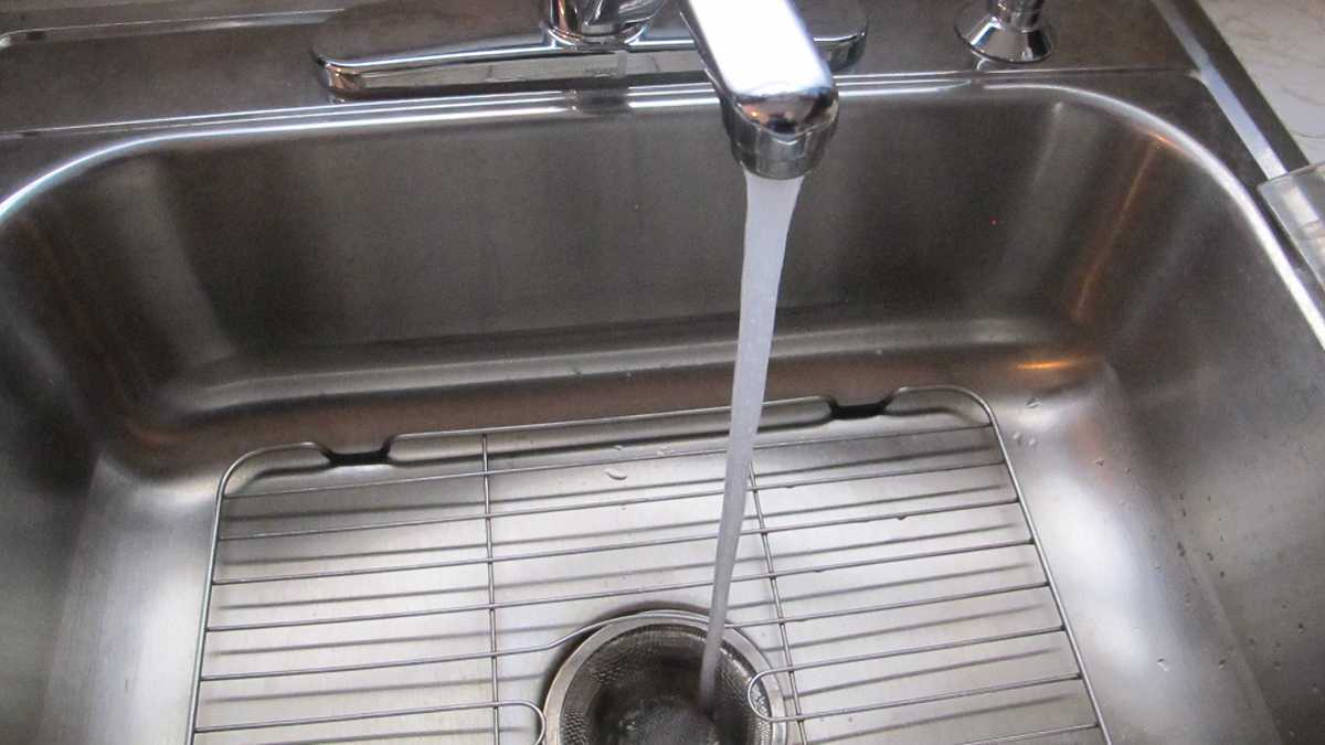 Forty percent of Philadelphians — many of them with lower incomes — drink bottled water at home, so a coalition is promoting tap water to residents. (Phil Gregory/WHYY)