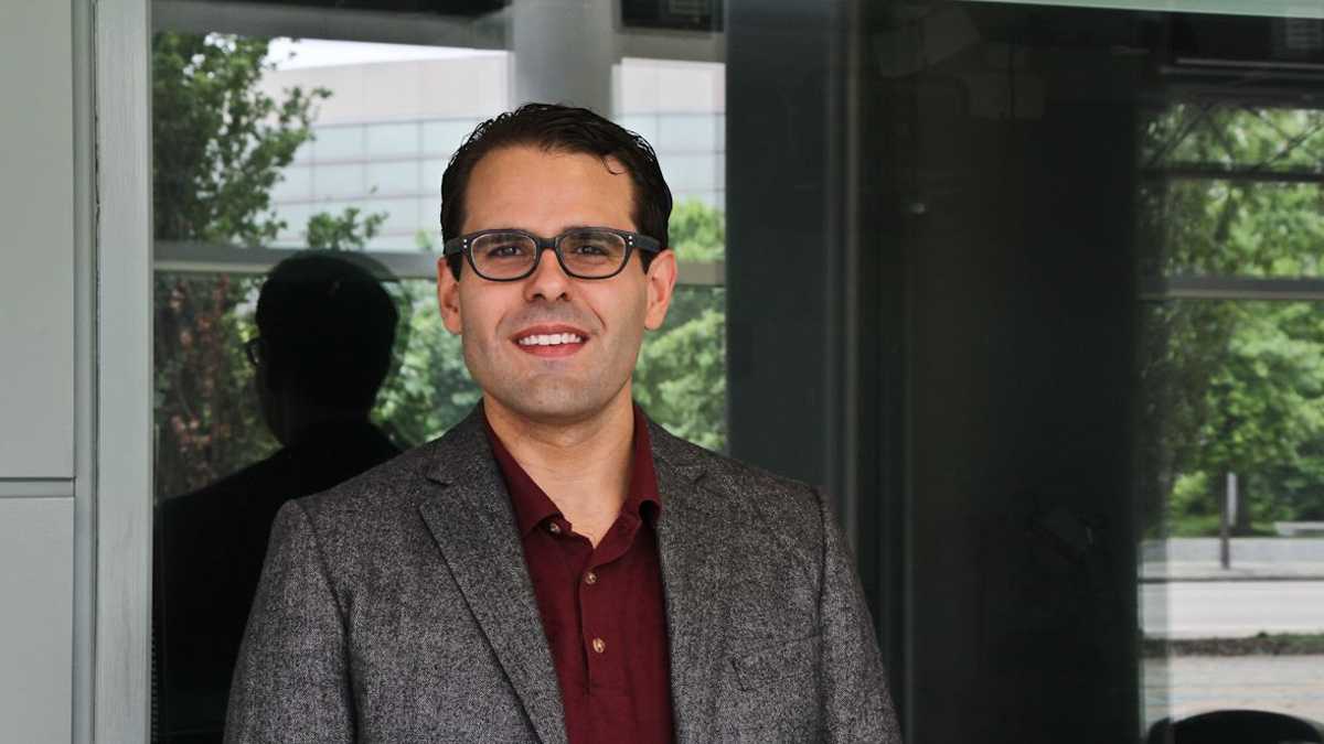  After a traumatic brain injury, Thomas Dixon learned how to use Twitter to act as his digital episodic memory. (Kimberly Paynter/WHYY) 