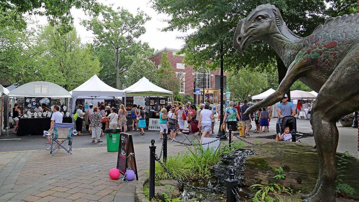  The Haddonfield Crafts and Fine Art Festival is held on Kings Highway. (Natavan Werbock/for NewsWorks) 