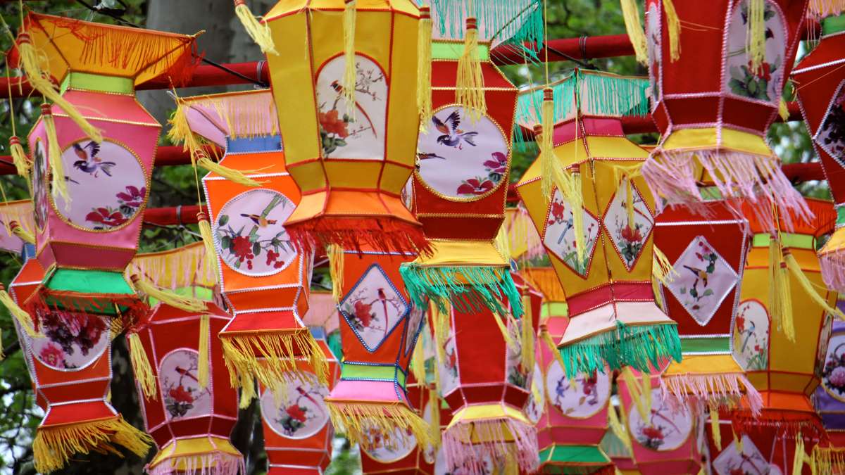 The displays are made up of 1,500 individual sculptures.