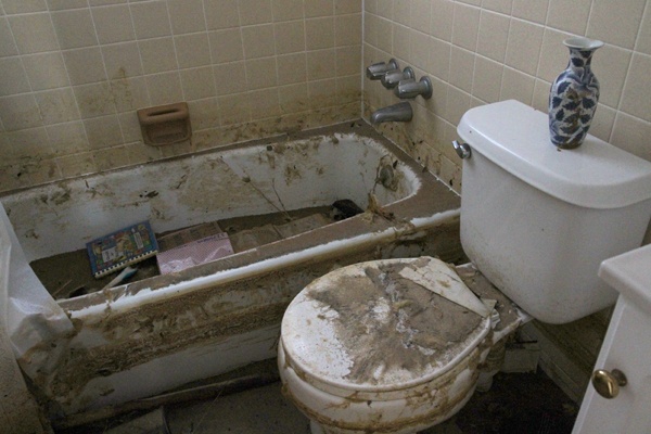 <p><p>Cookbooks that were in the Hosmer's living room landed in the bathtub after Hurricane Sandy. (Lindsay Lazarski/WHYY)</p></p>
