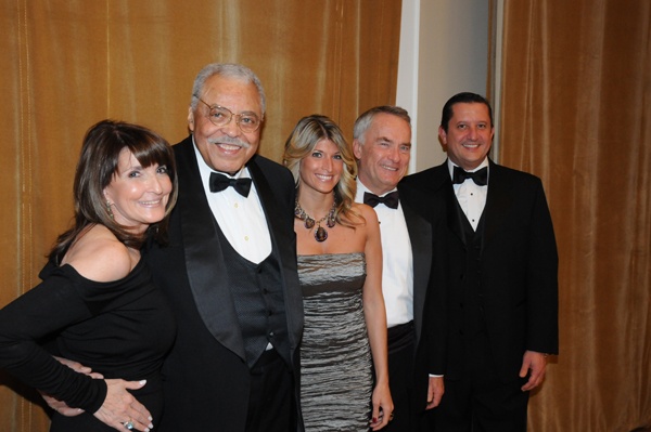 <p><p>Marian Anderson Award gala vice chair, Carol B. Tinari (left), actor and honoree James Earl Jones, board members Nina Tinari and Jeff Gordon, and Marian Anderson Award Gala vice chair Vince Liuzzi  (Photo courtesy of George B. Feder)</p></p>
