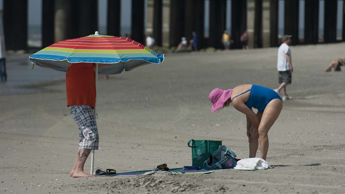 Michael and Kathy Green from Holmdel, New Jersey, set up for a day at the beach in Atlantic City, Memorial Day weekend, Saturday, May 28, 2016.