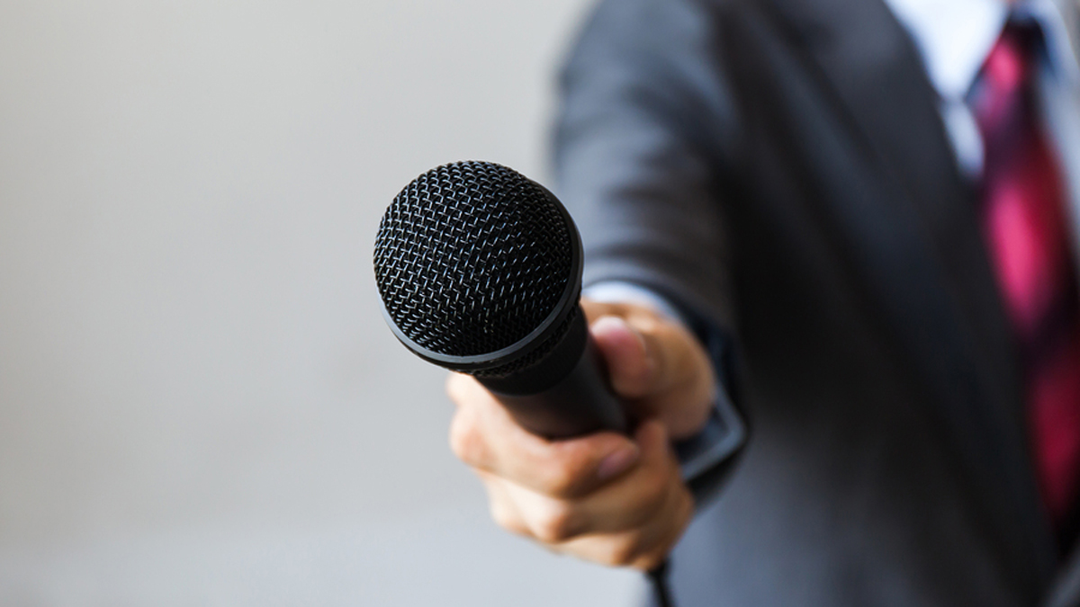  (<a href='https://www.bigstockphoto.com/image-124632608/stock-photo-man-in-business-suit-holding-a-microphone-conducting-a-business-interview%2C-journalist-reporting%2C-pub'>twinsterphoto</a>/Big Stock Photo) 
