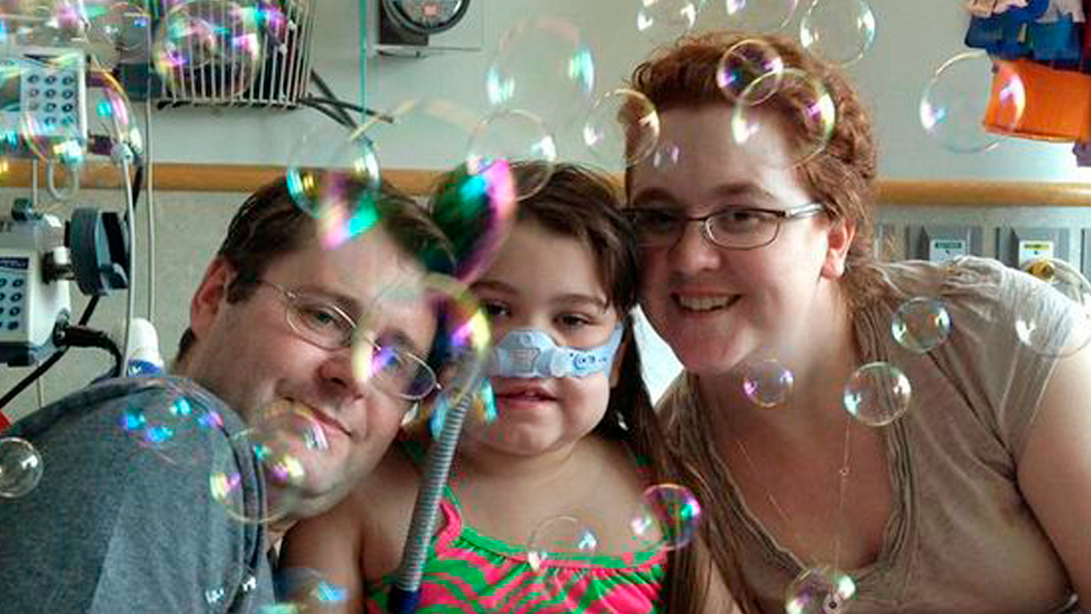  Sarah Murnaghan, center, celebrating the 100th day of her stay in CHOP with her father, Fran, left, and mother, Janet. (AP Photo/Murnaghan Family, file) 