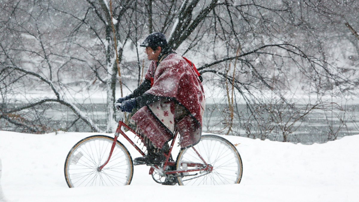 A man bikes along the Schulkill River (Nathaniel Hamilton/For NewsWorks)