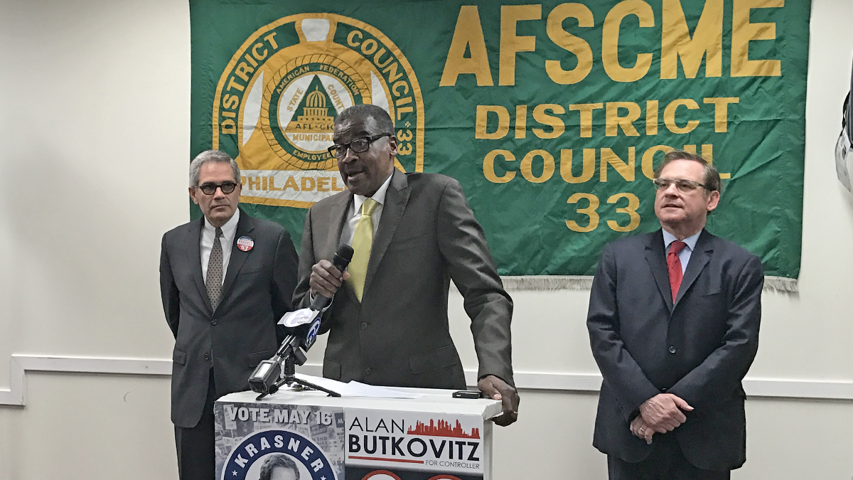  Peter Matthews, president of  District Council 33 of the American Federation of State, County and Municipal Employees, announces the union's support for Larry Krasner (left) in the race for Philadelphia district attorney and incumbent Alan Butkovitz (right) for city controller.  (Bobby Allyn/WHYY) 