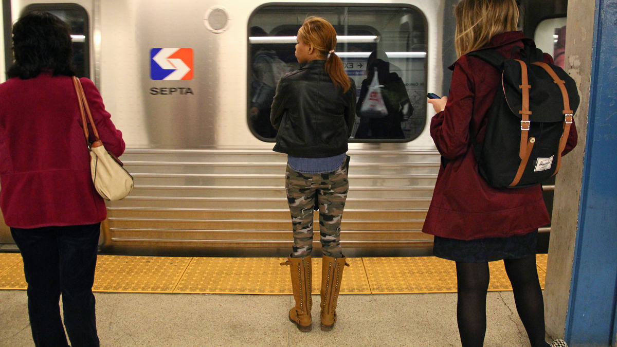  Passengers wait for the subway at Suburban Station. (Emma Lee/for NewsWorks) 