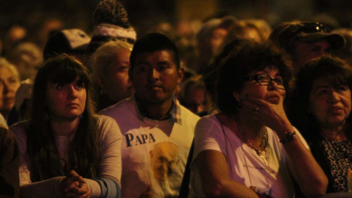 Festival of Families: Pilgrims watch the festivities from the Ben Franklin Parkway in Philadelphia during the 2015 Festival of Families (KImberly Paynter/WHYY)