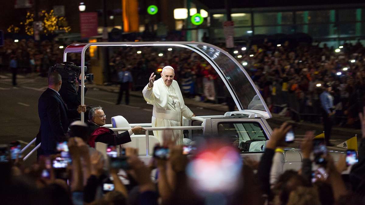 Festival of Families: Pope Francis waves to the crowd at 15th and JFK Boulevard during Saturday's parade. (Brad  Larrison/for NewsWorks)