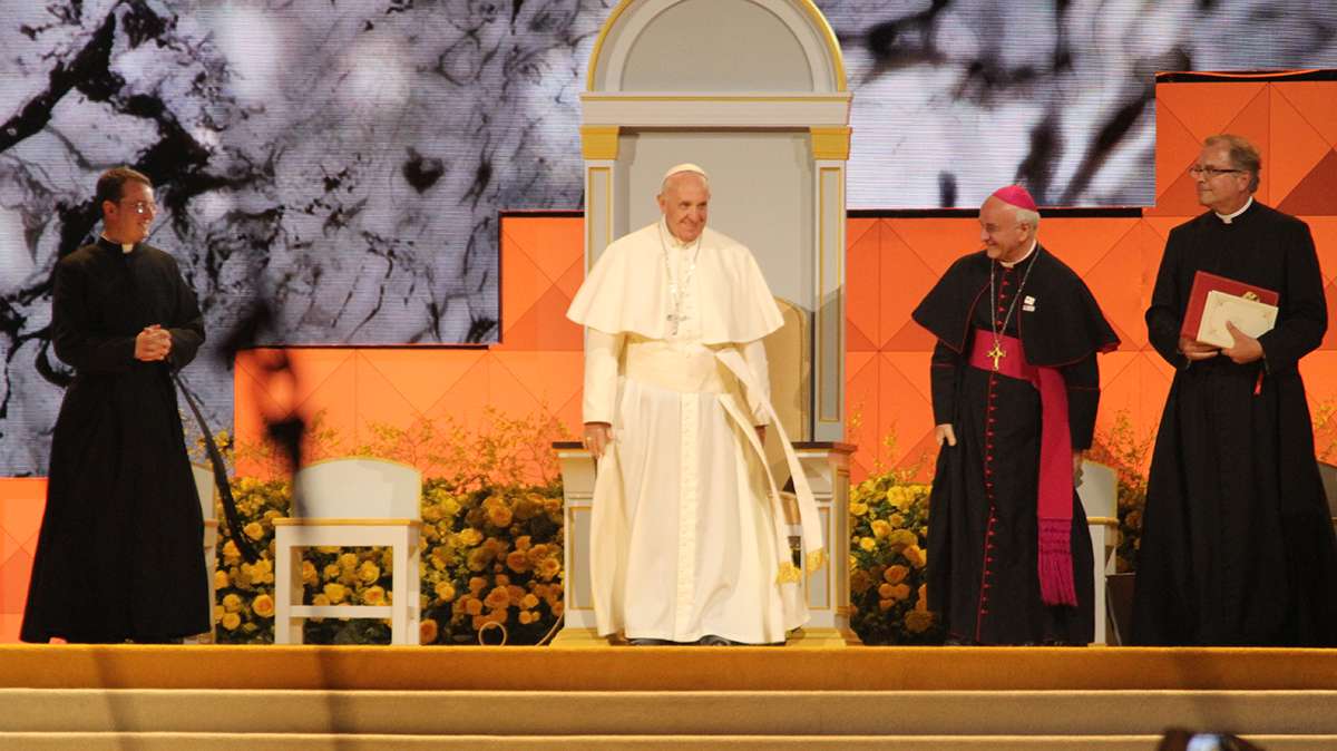 Festival of Families: Pope Francis takes the stage at the Festival of Families. (Kimberly Paynter/WHYY)