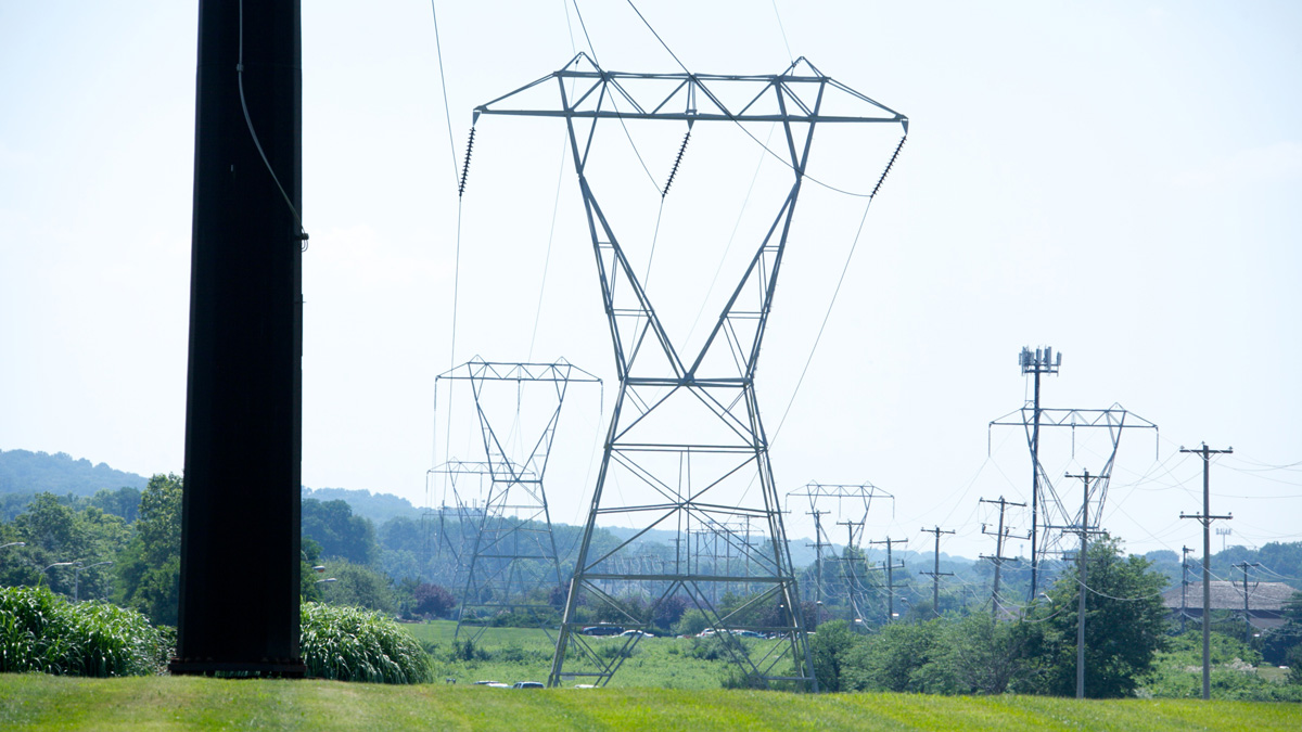  Electrical lines along Devon Park Dr by the King of Prussia Mall. (Nathaniel Hamilton for NewsWorks) 