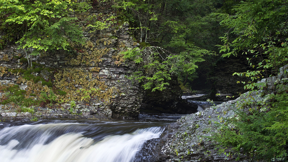  (<a href='https://www.bigstockphoto.com/image-36155785/stock-photo-pocono-flowing-stream'>andykazie</a>/Big Stock Photo) 