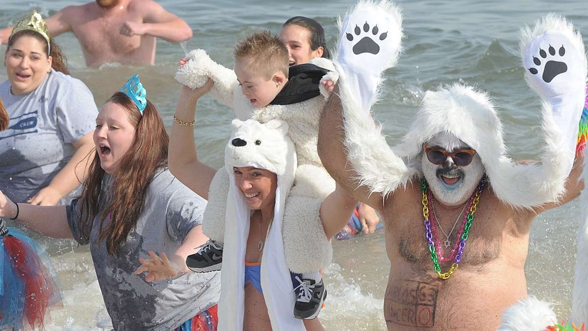 This plunger discovered that the polar bear is actually his spirit animal. (Chuck Snyder/for NewsWorks)