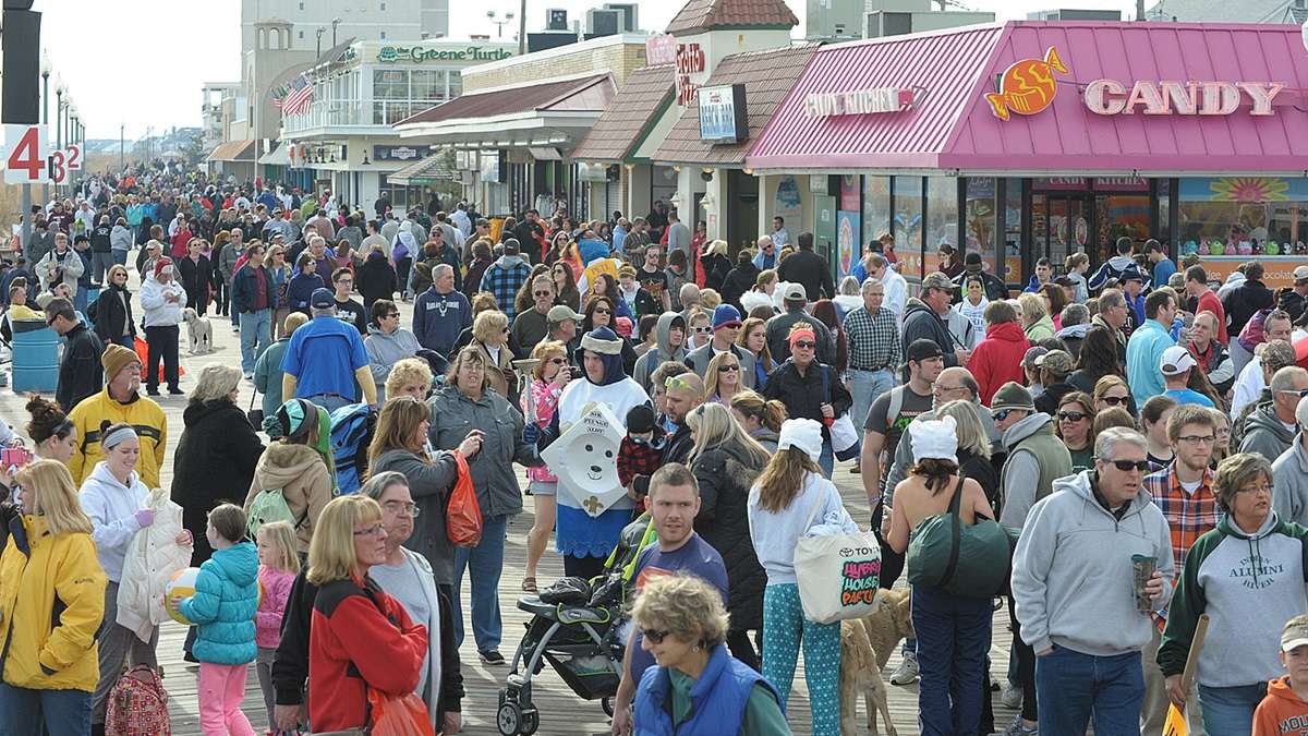 A look at the massive crowd that packed the boardwalk to watch the plunge. (Chuck Snyder/for NewsWorks)