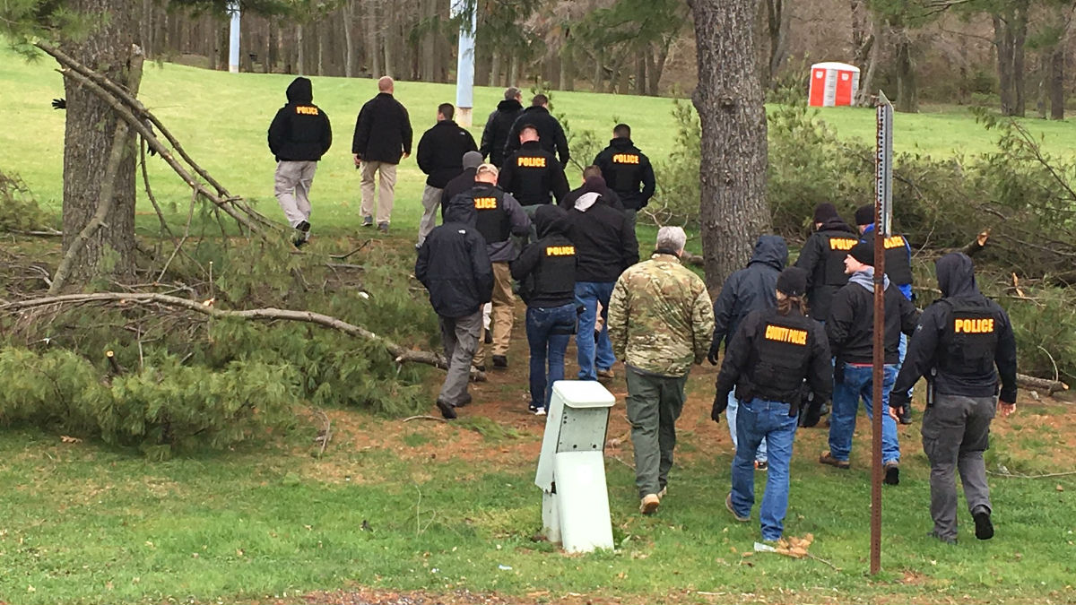  Police search the are a where an sexually assaulted 4 year old girl was found Thursday night. (John Jankowski/for NewsWorks) 