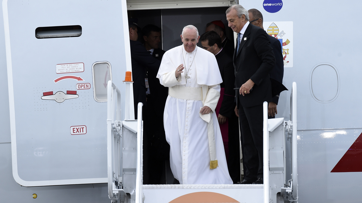  Pope Francis is greeted as he arrives at Philadelphia International Airport in Philadelphia, Saturday, Sept. 26, 2015. The Pope will spend the last two of his six days in the U.S. in Philadelphia as the star attraction at the World Meeting of Families, a conference for more than 18,000 people from around the world that has been underway as the pope traveled to Washington and New York. (AP Photo/Susan Walsh) 