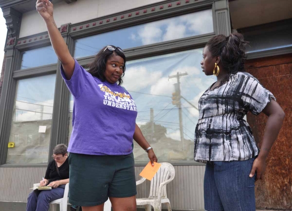 Shannon Paige Overland speaks with Tara Lane of Germantown. (Patrick Cobbs/for NewsWorks)