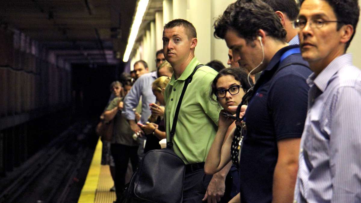 Regional rail passengers pack the platforms at Suburban Station at rush hour. (Emma Lee/WHYY)