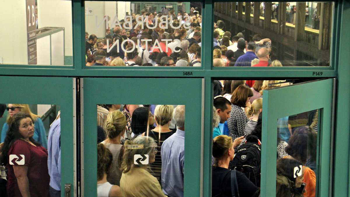 Regional rail passengers pack the platforms at Suburban Station at rush hour. (Emma Lee/WHYY)