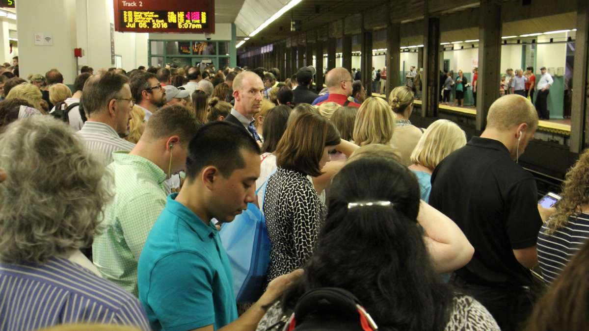 Regional rail passengers pack the platforms at Suburban Station at rush hour. (Emma Lee/WHYY)