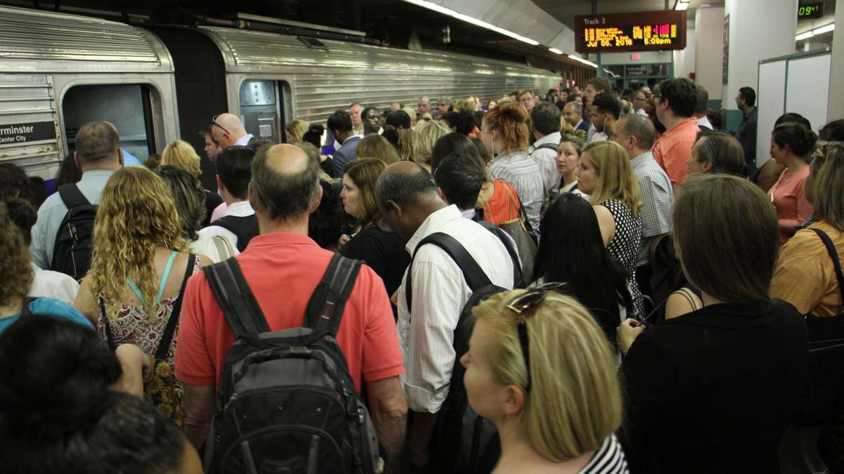 Regional rail passengers pack the platforms at Suburban Station at rush hour. (Emma Lee/WHYY)