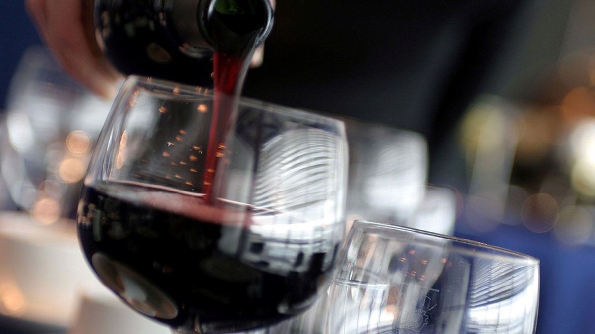  (<a href='https://www.bigstockphoto.com/image-38890/stock-photo-red-wine-poured'>CJ</a>/Big Stock Photo) 
