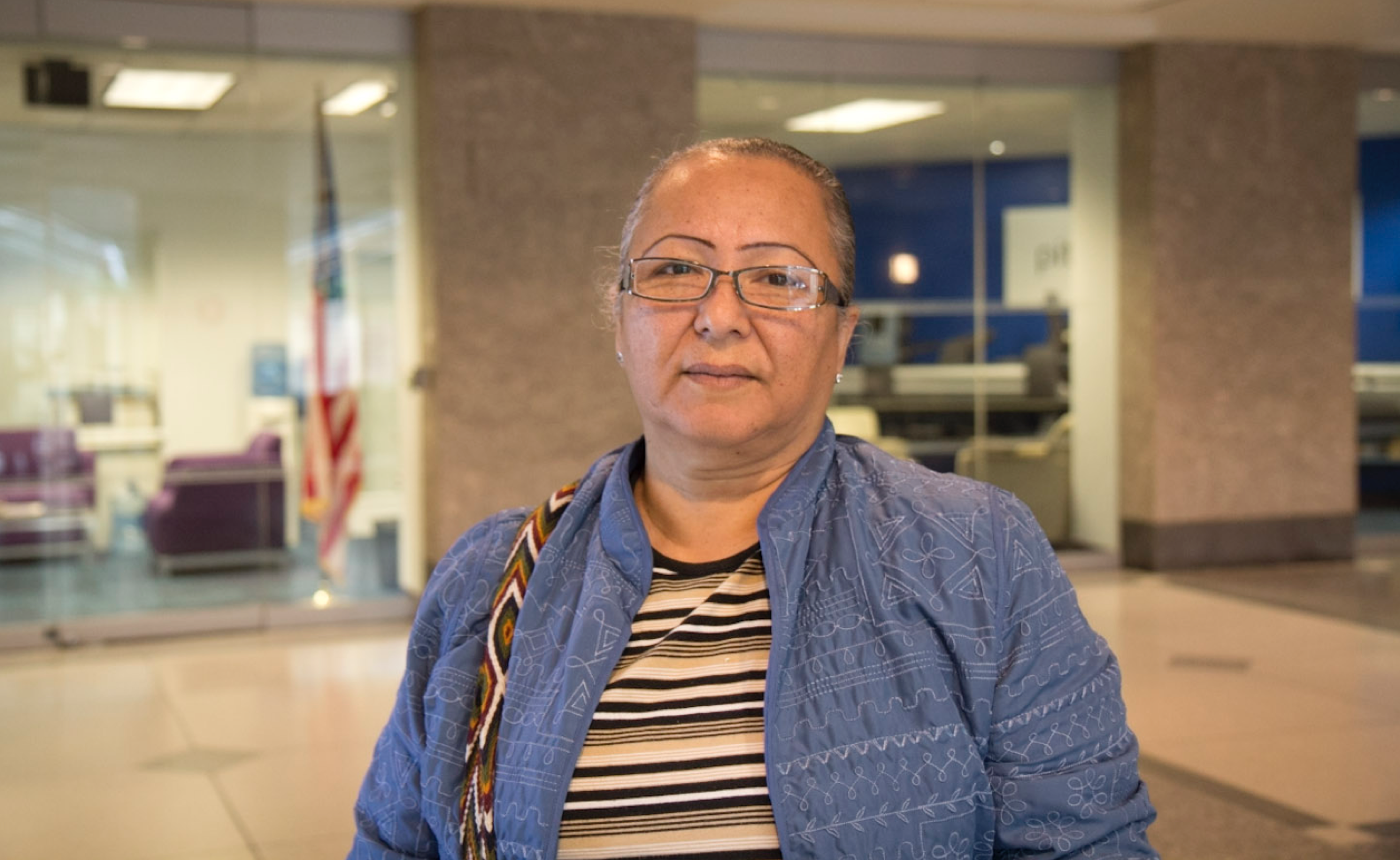  Maria Serna carries a tote bag with all her legal files with her. (Kimberly Paynter/WHYY) 