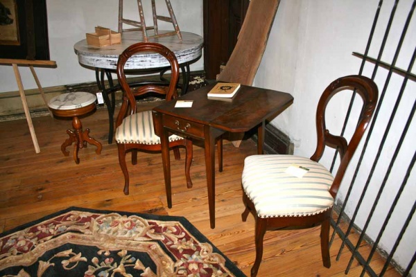 <p><p>C. Robert Furniture Concepts showcases this vintage chair and table set at the Main Street pop-up shop in Manayunk. (Lane Blackmer/for NewsWorks)</p></p>
