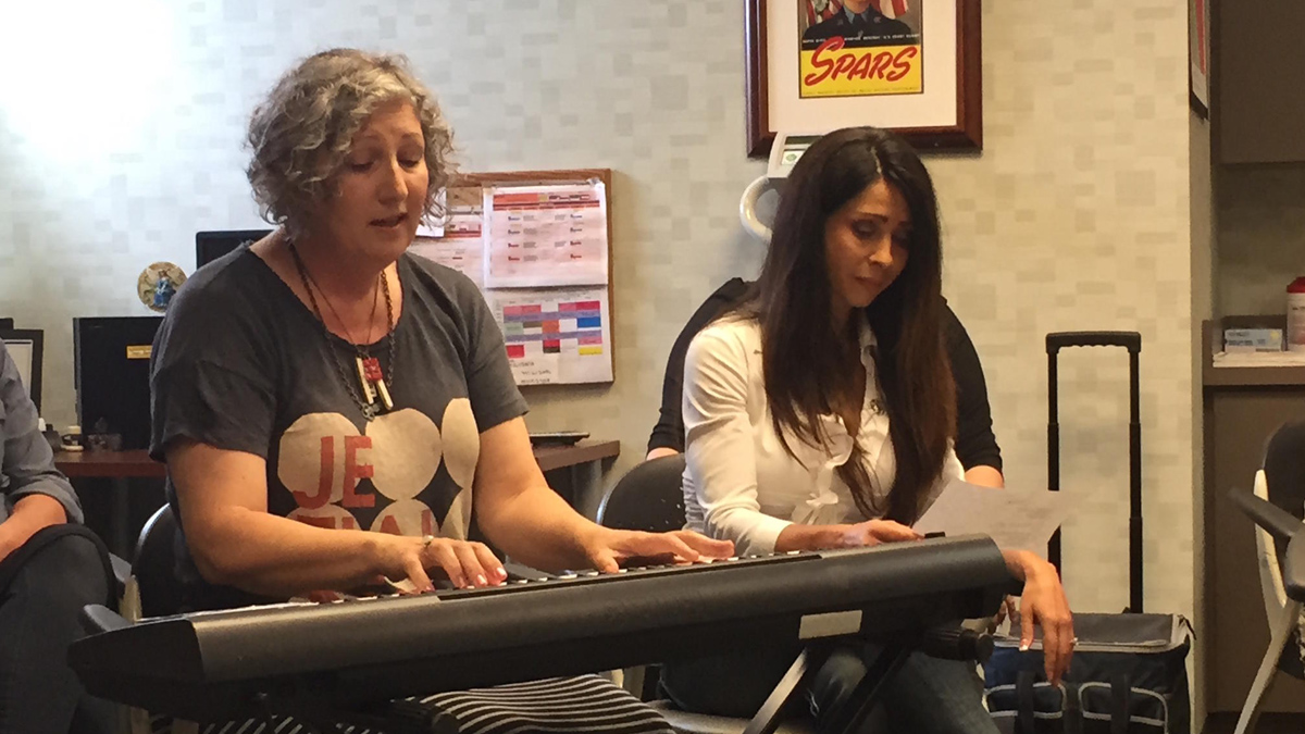 Nashville songwriter Marie McGilvray accompanies Marine veteran Ann Hubbard. (Emily Siner/WPLN) 