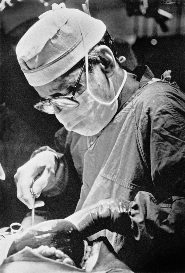 starzl-operating 600px