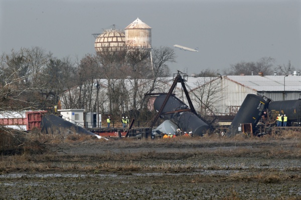 <p><p>Officials work the scene of derailed freight train tank cars in Paulsboro, N.J. (AP Photo/Mel Evans)</p></p>
