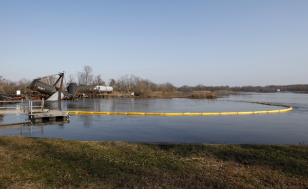 <p><p>A containment boom floats in Mantua Creek Saturday near freight train tank cars that derailed Friday in Paulsboro, N.J. (AP Photo/Mel Evans)</p></p>
