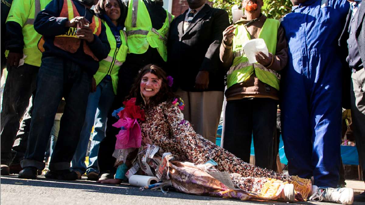 The Happy Trash Day founder, surrounded by those she wanted to celebrate. (Brad Larrison/for NewsWorks)
