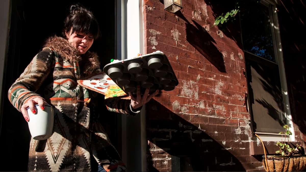 Allison Sexton, friend of Happy Trash Day advocate 'Soxx,' brings out cupcakes for sanitation workers. (Brad Larrison/for NewsWorks)
