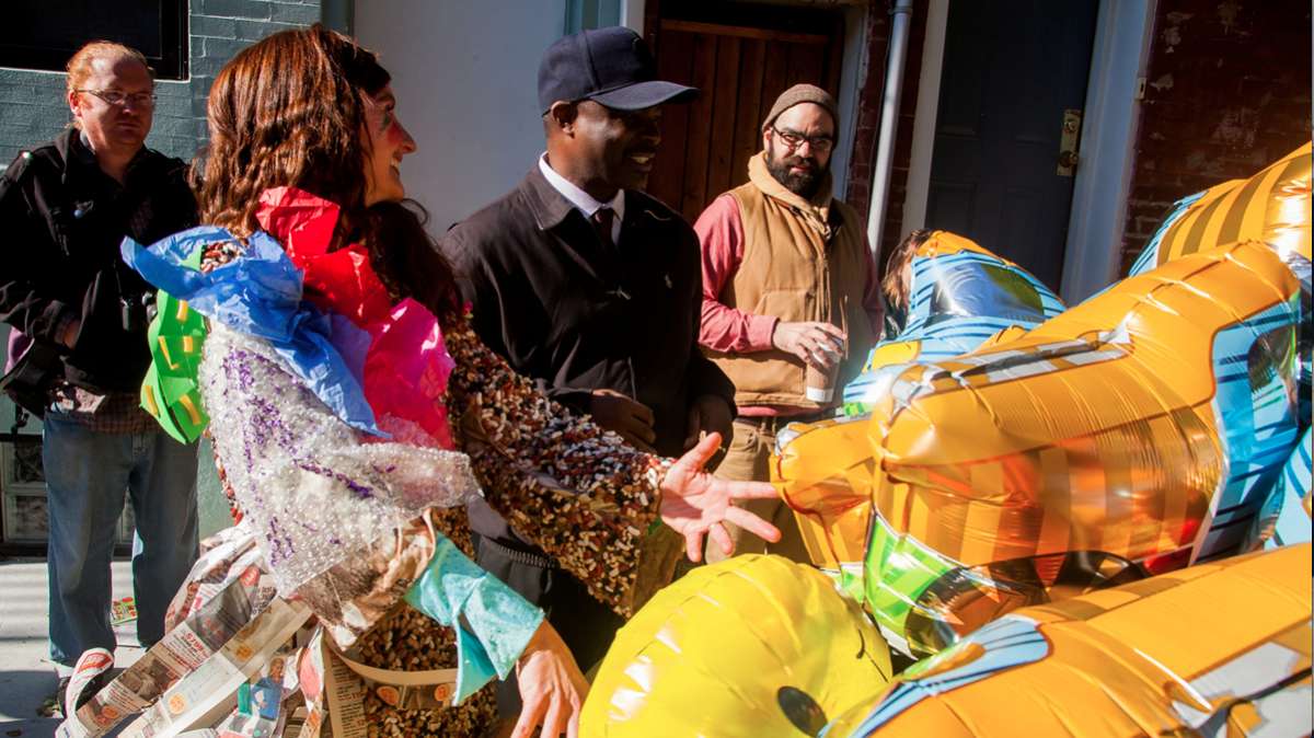 Jenny Drumgoole greets Assistant Administrator for Streets Department and Sanitation Gary Howell, who came out to see the festivities with his own eyes. (Brad Larrison/for NewsWorks)