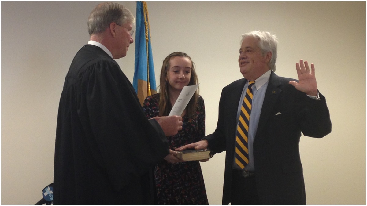  Tom Wagner takes the official oath of office to begin his seventh term as state auditor (Shana O'Malley/for NewsWorks) 