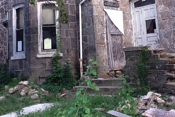 <p><p>Another view of the Knox Street "spite blight" property. (Courtesy of Julie Baranauskas)</p></p>
