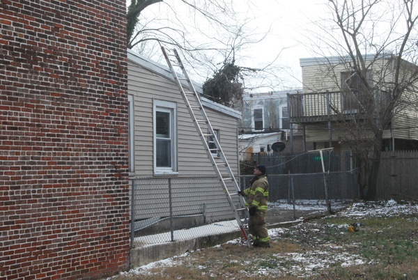 <p>Wilm police and firefighters check roof tops @ 2pm monday on Peach st. for weapons and evidence. (John Jankowski/for NewsWorks)</p>
