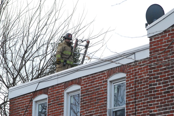 <p>Wilm police and firefighters check roof tops @ 2pm monday on Peach st. for weapons and evidence. (John Jankowski/for NewsWorks)</p>
