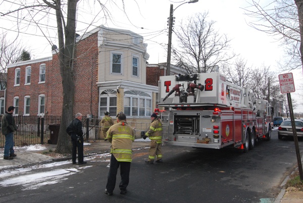 <p>Wilm police and firefighters check roof tops @ 2pm monday on Peach st. for weapons and evidence. (John Jankowski/for NewsWorks)</p>
